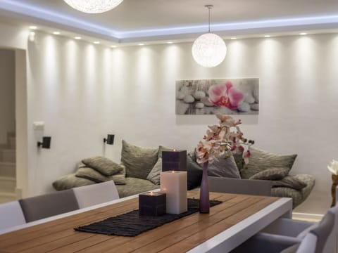 Luxuriöse Villa White Rose mit Pool in der Nähe von Zrče Beach Vacation rental in Novalja