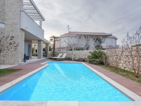 Luxuriöse Villa White Rose mit Pool in der Nähe von Zrče Beach Vacation rental in Novalja