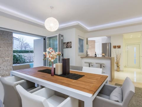 Luxuriöse Villa White Rose mit Pool in der Nähe von Zrče Beach Vacation rental in Novalja