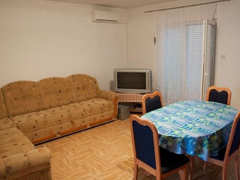 mit Balkon für vier Personen Apartment in Seline