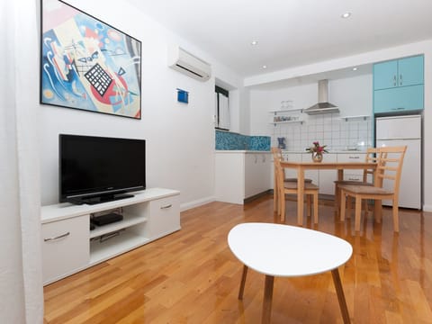 Apartment Cinthija mit Balkon direkt am Strand Apartment in Šibenik-Knin County, Croatia