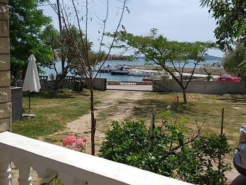 "Nani" mit Blick auf das Wasser Apartment in Šibenik-Knin County, Croatia