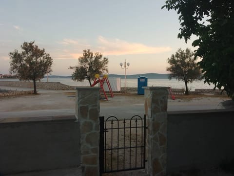 "Nani" mit Blick auf das Wasser Apartment in Šibenik-Knin County, Croatia