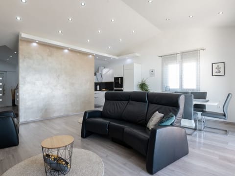 Wohnung in Turanj mit sicherem Parkplatz Apartment in Šibenik-Knin County, Croatia