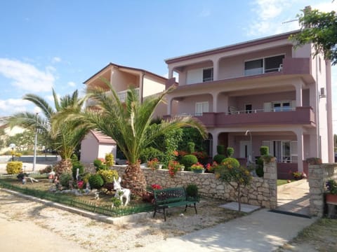 in Turanj mit Grill Apartment in Šibenik-Knin County, Croatia