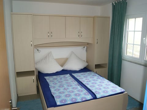 für vier Personen mit Terrasse im Erdgeschoss Apartment in Šibenik-Knin County, Croatia