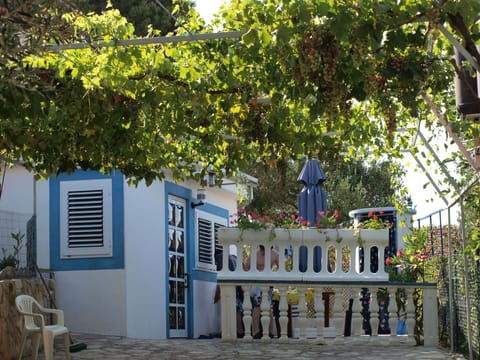 für vier Personen mit Terrasse im Erdgeschoss Apartment in Šibenik-Knin County, Croatia