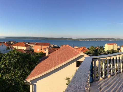 FeWo 2, mit 1. Schlafzimmer für 4. Personen mit Balkon im ersten Obergeschoss g Apartment in Šibenik-Knin County, Croatia