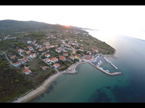 FeWo 2, mit 1. Schlafzimmer für 4. Personen mit Balkon im ersten Obergeschoss g Apartment in Šibenik-Knin County, Croatia