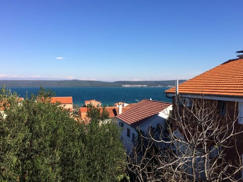 FeWo 2, mit 1. Schlafzimmer für 4. Personen mit Balkon im ersten Obergeschoss g Apartment in Šibenik-Knin County, Croatia