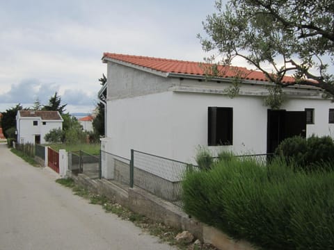 mit überdachter Terrasse und Meerblick Vacation rental in Šibenik-Knin County, Croatia