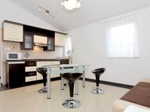 Ferienapartment mit Balkon für fünf Personen Apartment in Šibenik-Knin County, Croatia