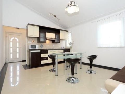 Ferienapartment mit Balkon für fünf Personen Apartment in Šibenik-Knin County, Croatia