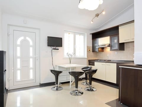 Ferienapartment mit Balkon für fünf Personen Apartment in Šibenik-Knin County, Croatia