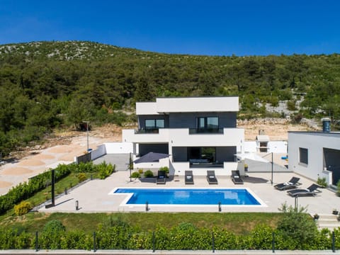 Villa Bura mit Pool und tollem Ausblick Vacation rental in Šibenik-Knin County, Croatia
