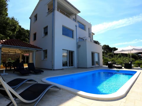 mit Blick auf das Wasser Apartment in Tisno