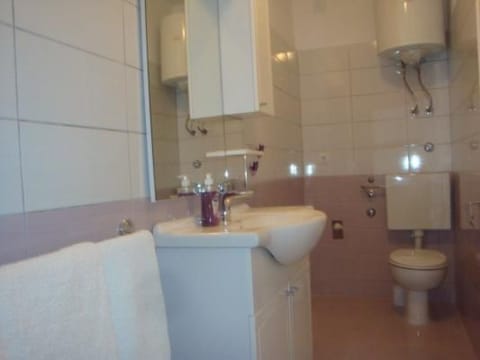 Ferienapartment für zwei Erwachsene und zwei Kinder Apartment in Tisno