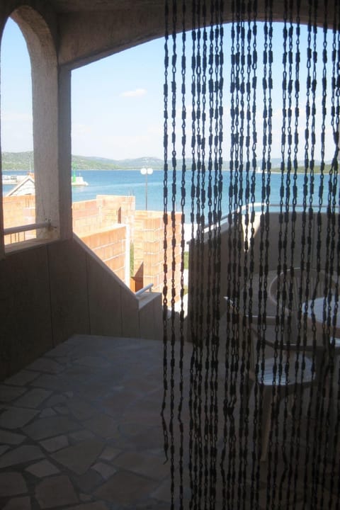 Apartment direkt am Meer mit Anlegeplatz Apartment in Murter