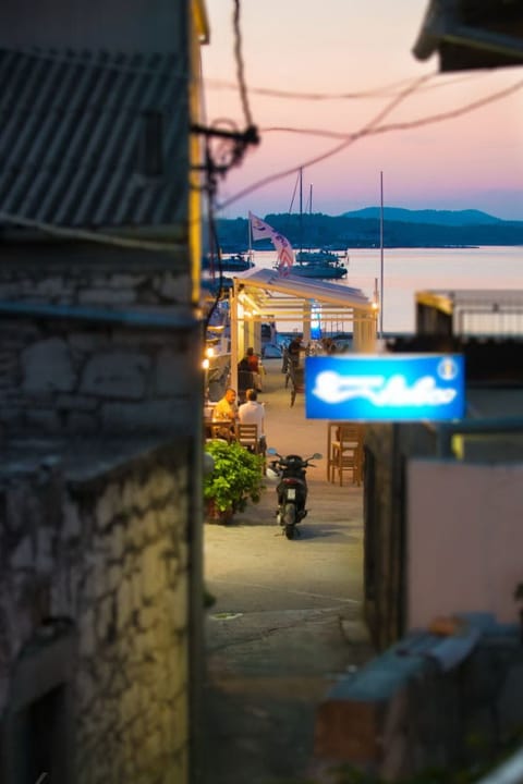 "Hanna" mit Blick auf das Wasser Vacation rental in Murter