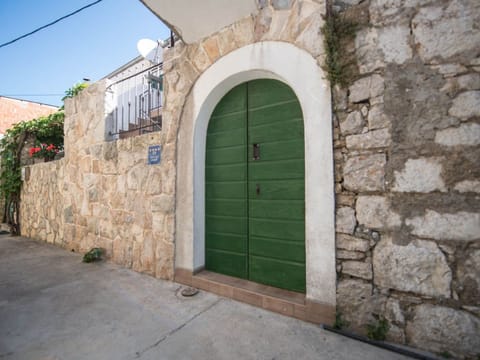 "Hanna" mit Blick auf das Wasser Vacation rental in Murter