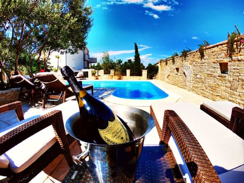 Wohnung für 4 Personen mit Whirlpool und Schwimmbad Apartment in Murter