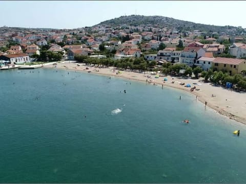Strandappartement Ana mit Meerblick, Garten, Grillplatz Apartment in Murter
