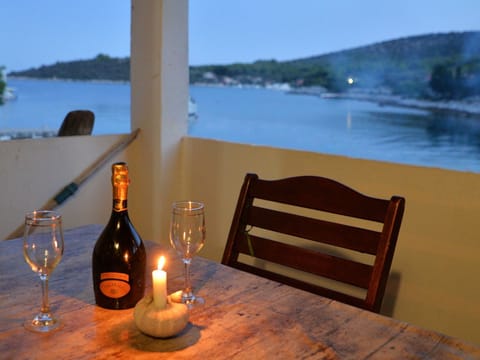 Steinhaus am Meer mit überdachter Terrasse als p Vacation rental in Šibenik-Knin County, Croatia