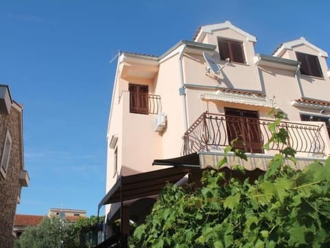 Wohnung Jadrija mit zwei Balkonen in Strandnähe Apartment in Šibenik