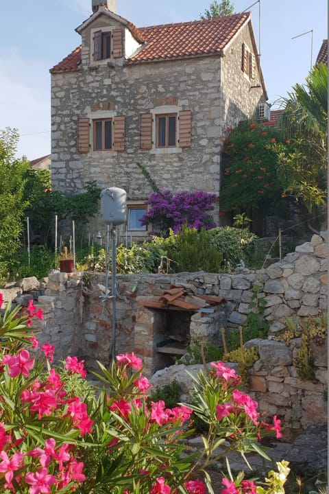 in Zlarin mit Schönem Garten Vacation rental in Šibenik