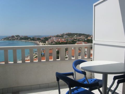 mit Blick auf das Wasser Apartment in Šibenik-Knin County, Croatia