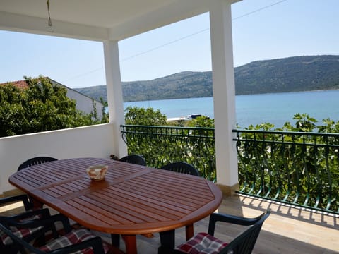 Schöne Wohnung in Poljica mit privatem Parkplatz Apartment in Šibenik-Knin County, Croatia