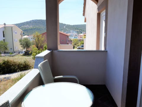 in Vinišće mit Barbecue Apartment in Šibenik-Knin County, Croatia