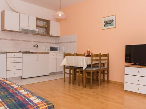 für vier Personen, mit einem Balkon Apartment in Trogir