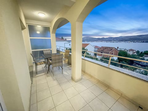 Villa Luna, Ap. 5 mit Pool Apartment in Okrug Gornji