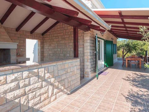 Charmante Villa Serenity am Strand mit Pool Vacation rental in Okrug Gornji