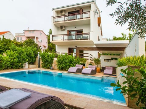 Villa Nia für 12 Personen mit privatem beheiztem Pool Vacation rental in Okrug Gornji
