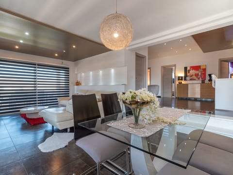 Modernes Apartment mit Gartennutzung, einer groß Apartment in Okrug Gornji