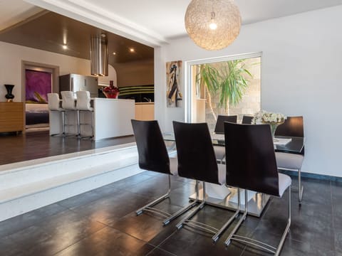 Modernes Apartment mit Gartennutzung, einer groß Apartment in Okrug Gornji