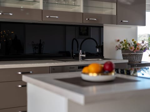 Moderne Ferienwohnung mit Gartennutzung, einem g Apartment in Okrug Gornji