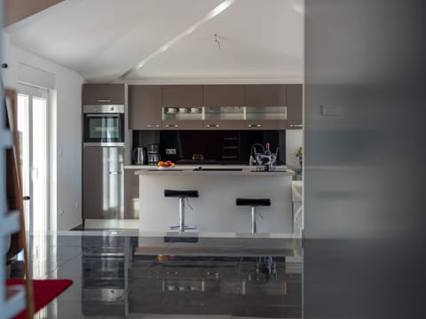 Moderne Ferienwohnung mit Gartennutzung, einem g Apartment in Okrug Gornji