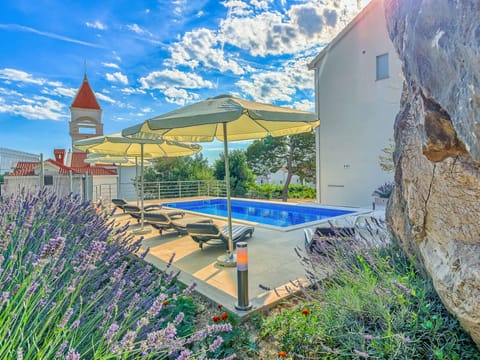 "Villa Rock" mit Blick auf das Wasser Vacation rental in Podstrana