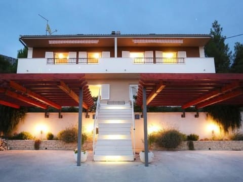 Strandnahe Ferienwohnung mit Terrasse Apartment in Podstrana