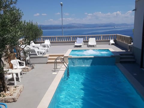 mit beheiztem Außenpool Apartment in Split-Dalmatia County