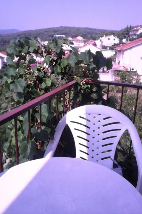 Schöne Ferienwohnung in Jelsa mit Schönem Balkon Apartment in Dubrovnik-Neretva County