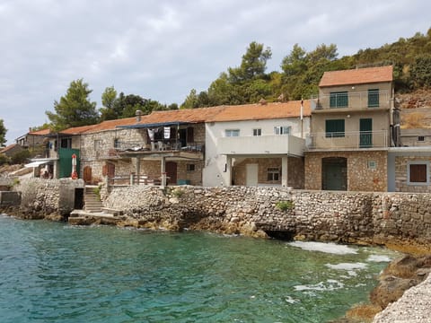 Weißes Haus Robinson mit BBQ und Terrasse Vacation rental in Dubrovnik-Neretva County