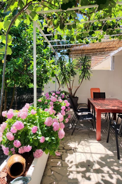 Karmen auf zwei Ebenen mit Garten Vacation rental in Dubrovnik-Neretva County