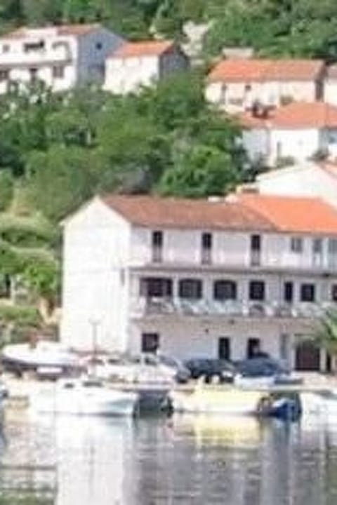"Martina" direkt am Wasser Apartment in Račišće