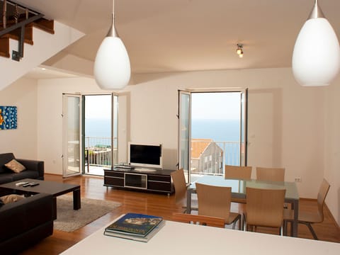 Großes Ferienhaus mit zwei Balkonen Vacation rental in Cavtat