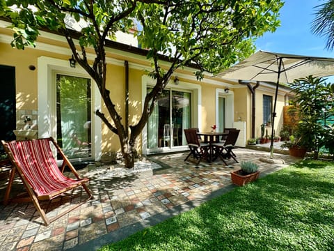 Antike Villa-Garten-Privatparkplatz-4 Gäste Apartment in Vallecrosia