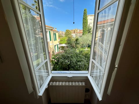 Historische Villa-Garten-Privatparkplatz-6 Gäste Apartment in Vallecrosia